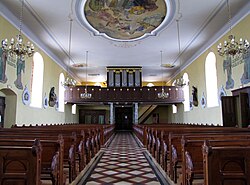 Vue intérieure de la nef vers la tribune d'orgue