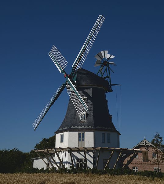 File:Windmühle in Borgsum auf Föhr.jpg
