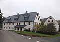 Wohnstallhaus, zwei Seitengebäude, Torhaus und Einfriedung (Nebenanlage) eines Vierseithofes