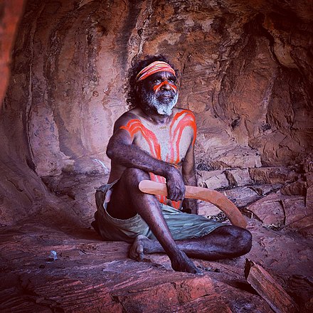 Aboriginal man with boomerang, Yuendumu, 2018