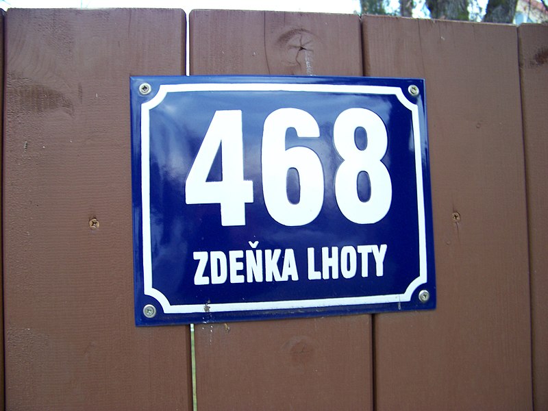 File:Zdeňka Lhoty 468, domovní číslo.jpg