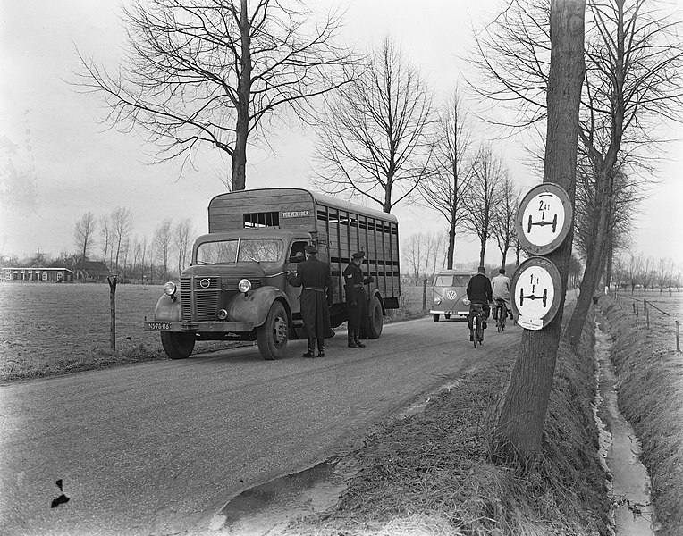 File:Zelhem afgesloten wegen door opvriezen (vrachtauto), Bestanddeelnr 907-6184.jpg