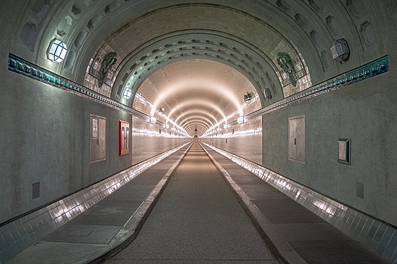 Zentraler Blick durch den Alten Elbtunnel/central view into Old Elbe Tunnel in Hamburg Photographer: GZagatta