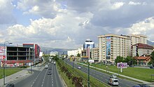 Sechsspurige Hauptverkehrsstraße Zmaja od Bosne, während der Belagerung von Sarajevo als „Sniper Alley“ bekannt