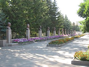 Галерея с бюстами героев Великой Отечественной Войны, 2009 год - panoramio.jpg