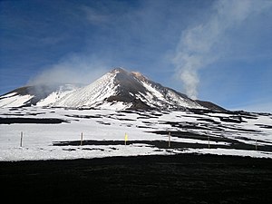 Le cratère central de l'Etna de l'extérieur.  Sécrétions de fumerolles