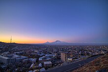 Yerevan is situated in the northeastern part of the Ararat Plain. Erewani hamaynapatker arshaloysin.JPG