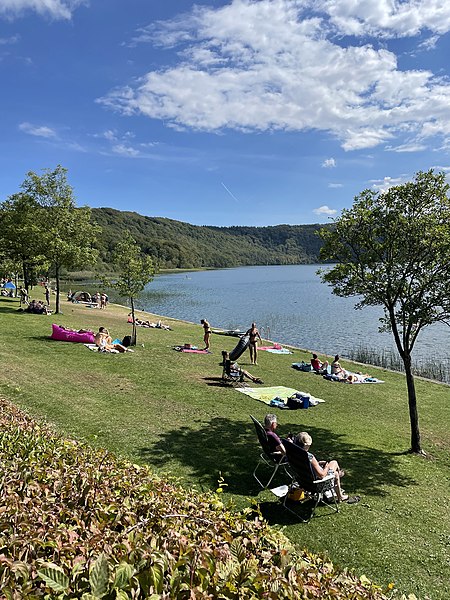 File:“IMG 8087“-Laacher See-kemping03-łąka-plaża.jpg