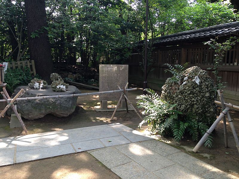File:“Sazareishi” stones in Nogi Shrine.JPG