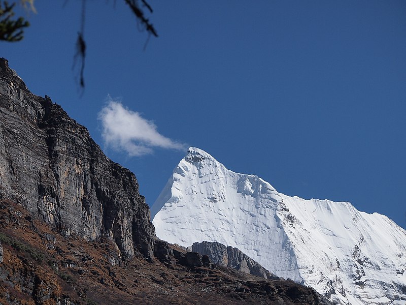 File:央迈勇吐气 - Expiring Mountain - 2012.10 - panoramio.jpg