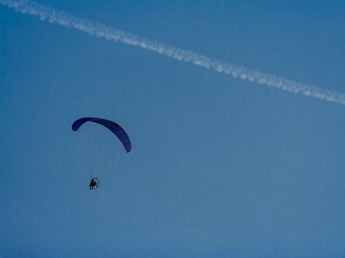 Motorschirm und Kondensstreifen Paramotor and contrail