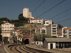 L'estació amb el túnel de Sant Pol, sota l'ermita de Sant Pau