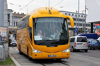 Žlutý autobus typu Irizar PB 15.37 brněnské společnosti Student Agency v Benešově ulici při příjezdu na Autobusové nádraží Grand.