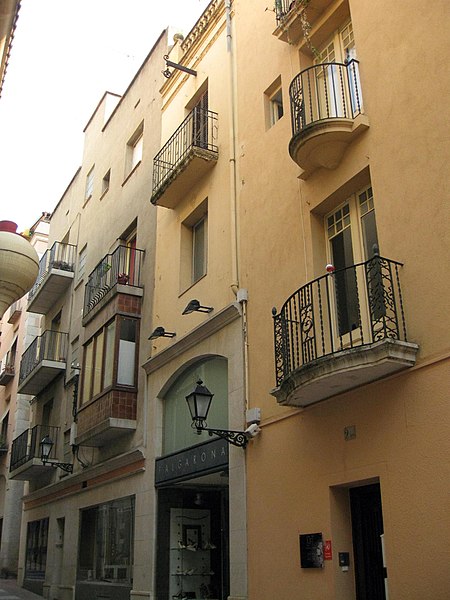 File:177 Casa Falgarona, façana del c. Sant Pere 4.jpg