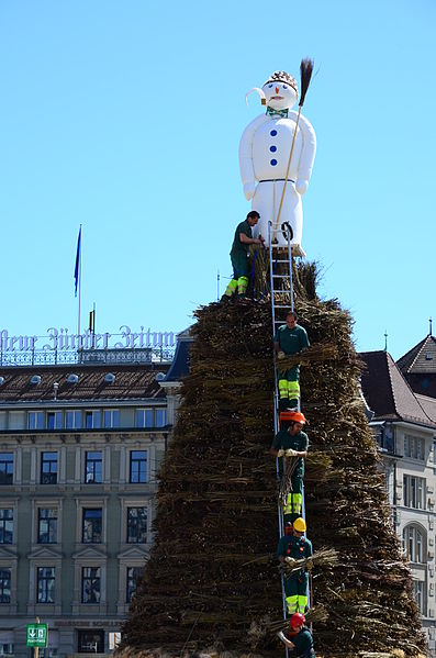 File:2013 Sechseläuten - Böögg - Vorbereitungen durch Grün Stadt Zürich - Sechseläutenplatz 2013-04-15 13-14-00.JPG