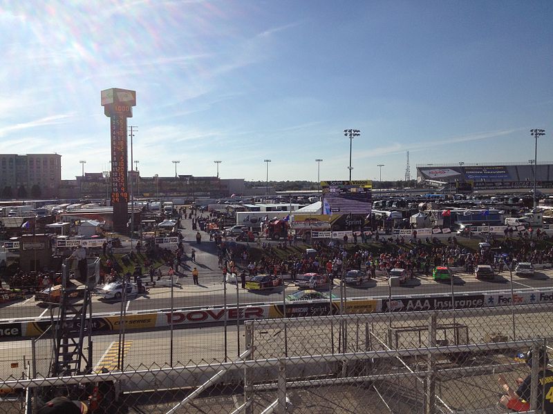 File:2014 AAA 400 qualifying from frontstretch.jpg