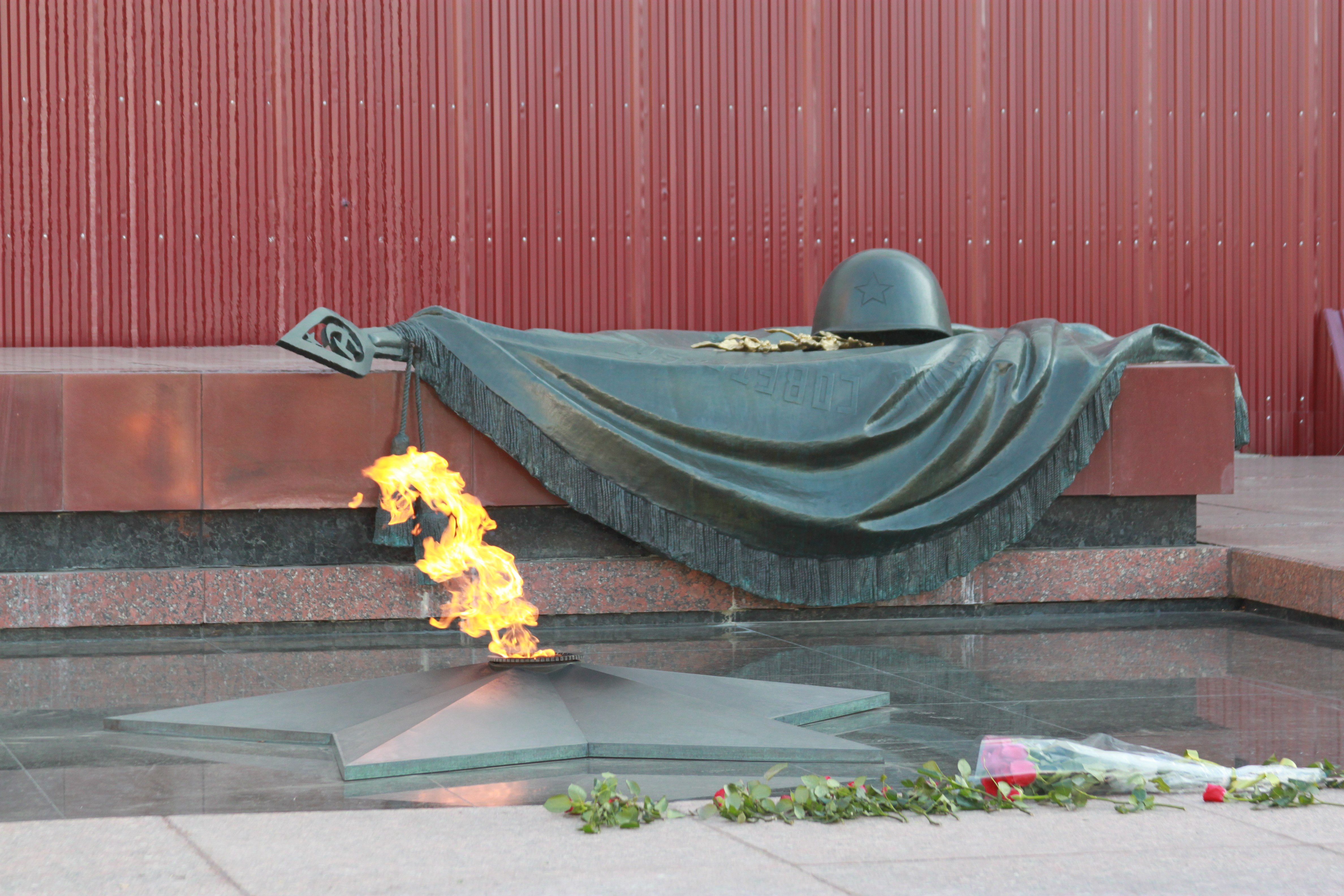 Памятник неизвестному. Мемориал вечный огонь в Москве. Могила неизвестного солдата Москва. Обелиск в Москве неизвестного солдата. Мемориальный памятник в Москве неизвестный солдат.