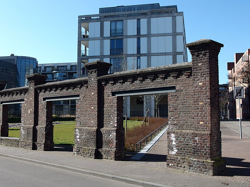 File:20150312 Maastricht; Factory wall of Société Céramique 02.jpg