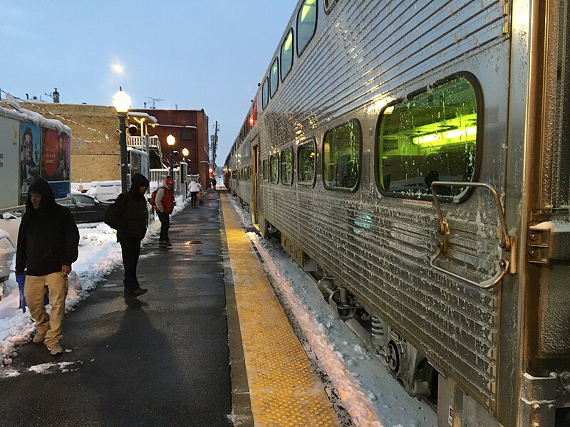 File:20151121 05 Metra, Elgin, Illinois (34126531622).jpg