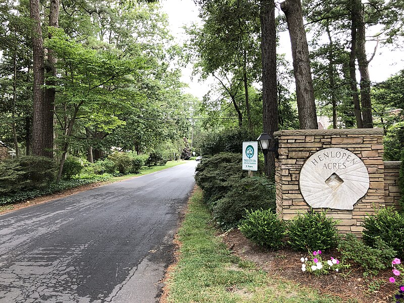 File:2022-07-15 10 34 48 View northwest along Dodd's Lane at the entrance to Henlopen Acres in Sussex County, Delaware.jpg