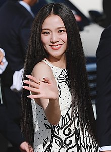 Jisoo wearing black outfit in January 2020