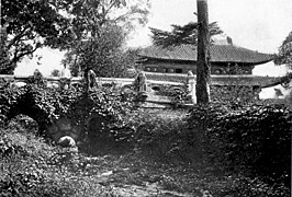 1900년경 창덕궁 내부인 금천교 방향에서 바라본 돈화문의 모습.