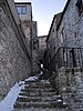 Ensemble formé par l'assiette de la ruelle Frère Hugo et les façades des immeubles construits en bordure de cette artère