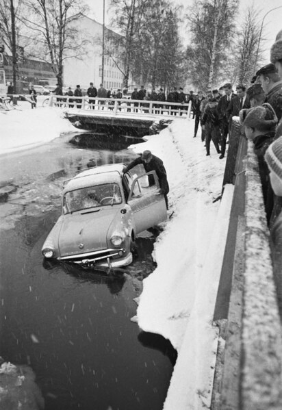 File:A car in the Kaupunginoja in Oulu, Finland 1962 (JOKAKAL3B-14100).tif