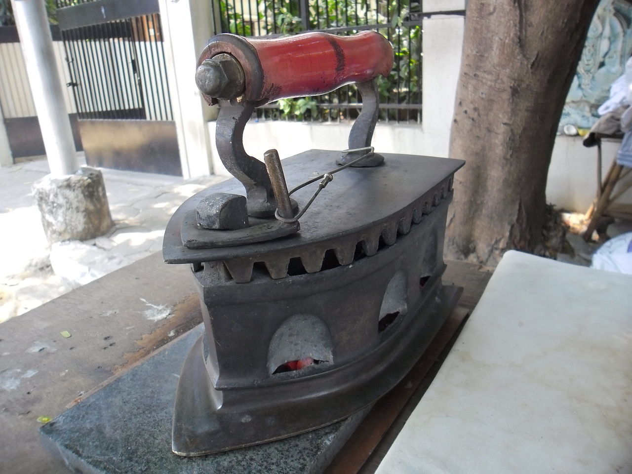 https://upload.wikimedia.org/wikipedia/commons/thumb/4/46/A_traditional_iron_box_in_India.JPG/1280px-A_traditional_iron_box_in_India.JPG