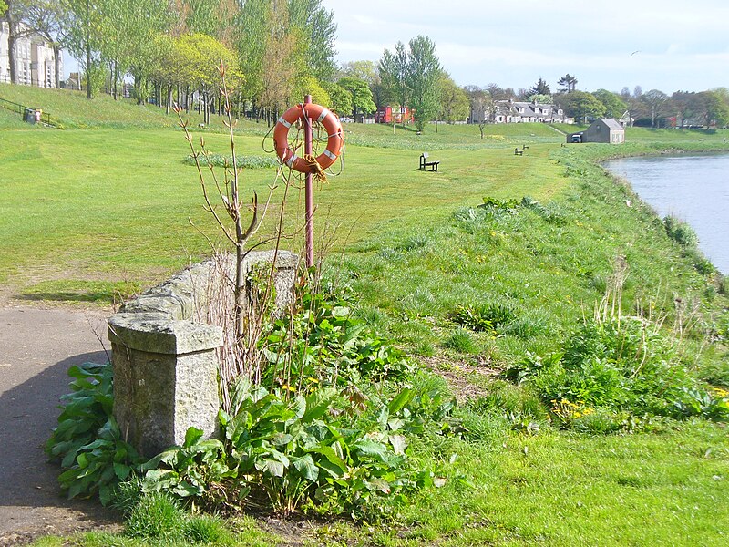 File:Aberdeen - Riverside - geograph.org.uk - 3968157.jpg