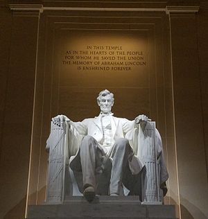 אנדרטת לינקולן. בתמונה, פסלו של הנשיא לינקולן במרכז האנדרטה.