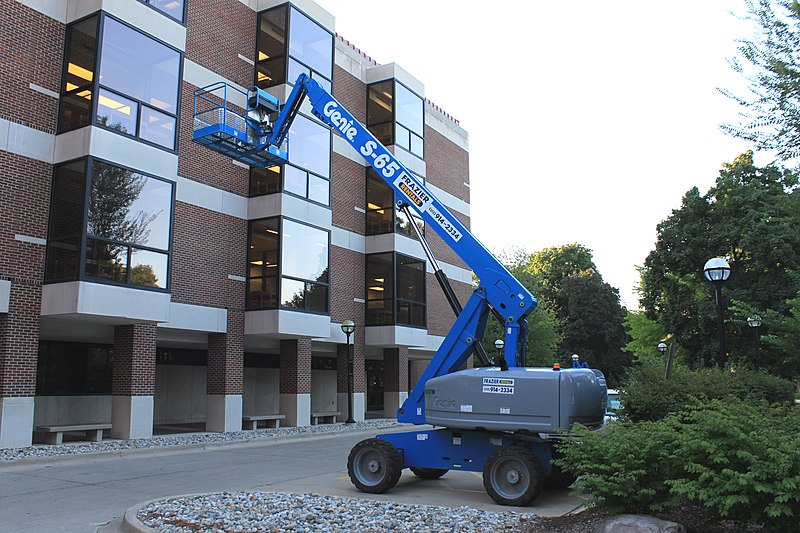 File:Aerial work platform at Shapiro Science Library, 919 South University Street, Ann Arbor, Michigan - panoramio.jpg