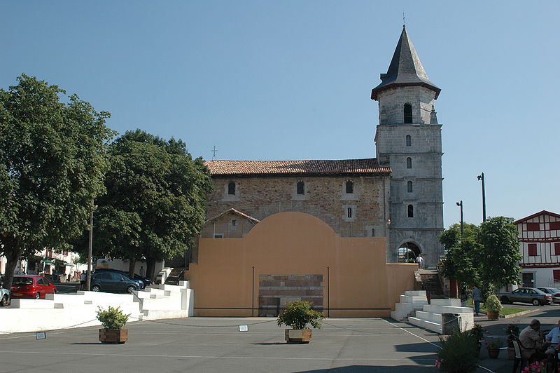 File:Ainhoa fronton et église.jpg