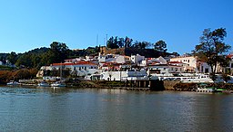 Vista da vila de Alcoutim a partir do rio