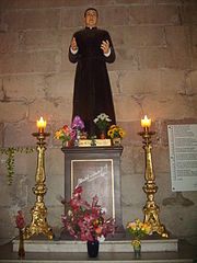 Altar en honor al Padre Hurtado.