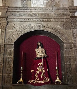 Arcosolio gotico che ospita la scultura del Cristo de las Injurias.