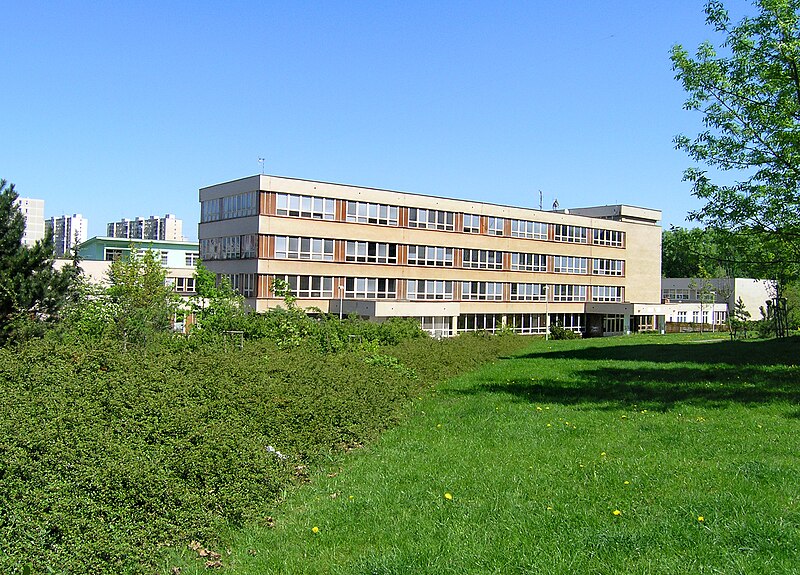 File:Angelovova School, Prague Modřany.jpg