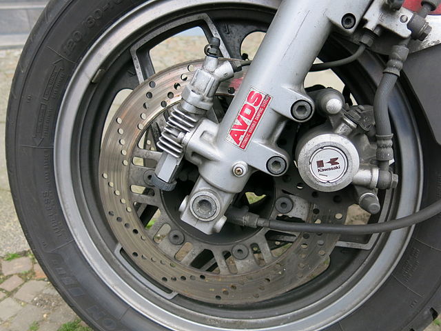 tjene Telegraf Ofte talt File:Anti-Dive Kawasaki GPZ 900.JPG - Wikimedia Commons