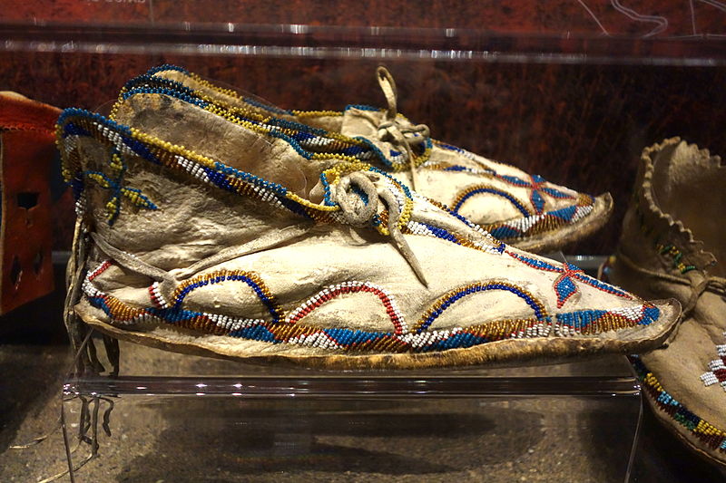 File:Apache moccasins, c. 1890 - Bata Shoe Museum - DSC00514.JPG