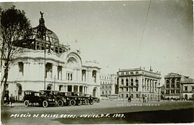 Vista del Palacio de Bellas Artes en construcción desde la Avenida Juárez, 1909