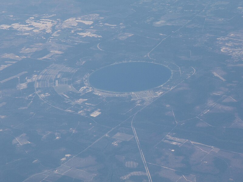 File:Artificial Circular Lake.JPG