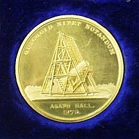 La médaille d'or de la Société royale d'astronomie décerné à Asaph Hall en 1879.