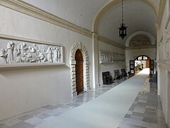 Hall d'entrée, bas-reliefs de Francesco Gianfredi (1824).