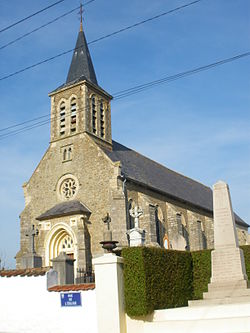 Audembert - Eglise et monument aux morts.JPG