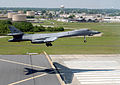 Посадка стратегічного бомбардувальника B-1 Lancer на ЗПС бази. 19 квітня 2002