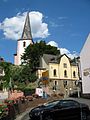 Im Vordergrund das Klösterchen der Dernbacher Schwestern, im Hintergrund der Turm der katholischen Pfarrkirche St. Peter und Paul