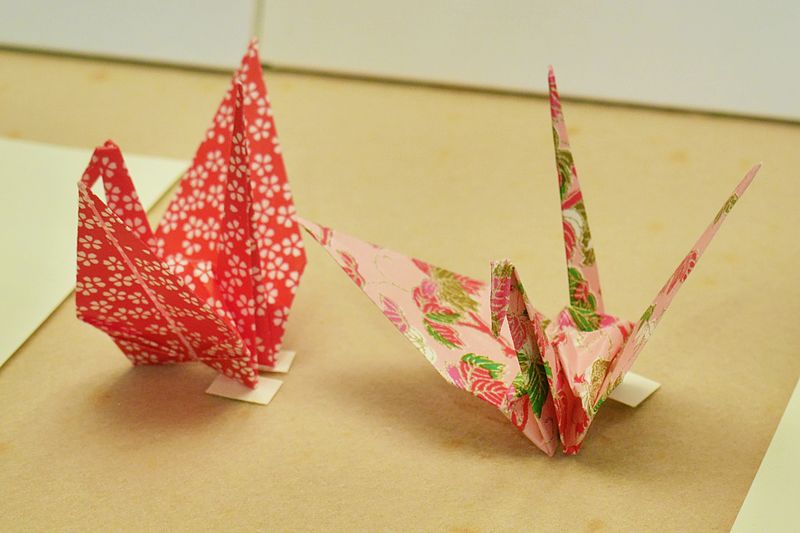 File:Barack Obama folded paper crane. Nagasaki Atomic Bomb Museum.jpg