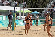 Deutsch: Beachvolleyball bei den Olympischen Jugendspielen 2018; Tag 11, 17. Oktober 2018; Jungen, Spiel um Platz 3 – USA (Devon Newberry/Lindsey Sparks)-Norwegen (Emilie Olimstad/Frida Berntsen) 1:2 (21–1/13–21/9–15) English: Beach volleyball at the 2018 Summer Youth Olympics at 17 October 2018 – Bronze Medal Match – USA (Devon Newberry/Lindsey Sparks)-Norway (Emilie Olimstad/Frida Berntsen) 1:2 (21–1/13–21/9–15)