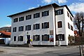 Wohnhaus an der Schwimmbadstraße 1 in Benediktbeuern, Landkreis Bad Tölz-Wolfratshausen, Regierungsbezirk Oberbayern, Bayern.