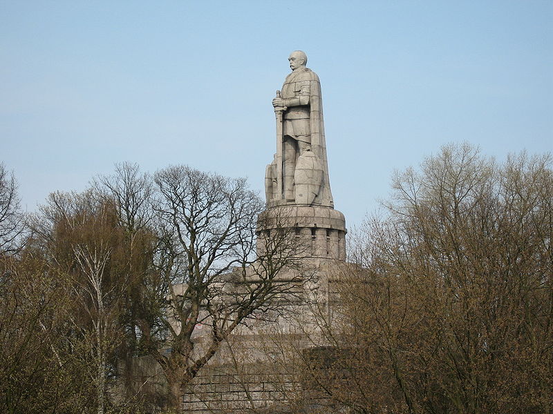 File:Bismarck-Denkmal Hamburg 05.jpg